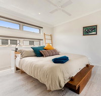 Alice's Palace 2-minute walk to lifeguard patrolled surf beach - New Castle Holiday