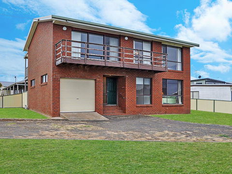 AMBIENCE BY THE SEA - New Castle Holiday 2