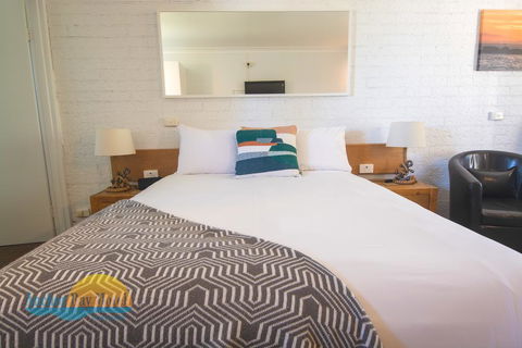 Anchor Bay Motel - New Castle Holiday 1