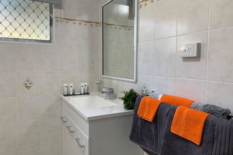 Andergrove Home With A Garden View-Wi-fi & Netflix - New Castle Holiday 1