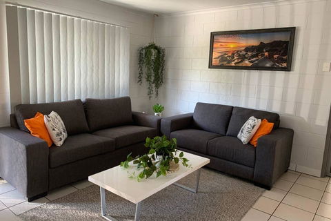 Andergrove Home With A Garden View-Wi-fi & Netflix - New Castle Holiday 0
