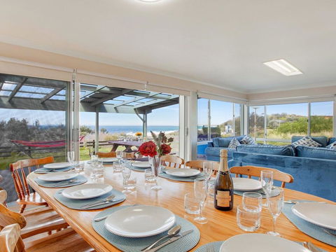 Antonio's Paradise - Spectacular Views Over Warrain Beach - New Castle Holiday 3