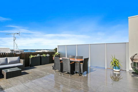 APOLLO 13 PENTHOUSE - Free Wifi & Huge Terrace! - New Castle Holiday 3