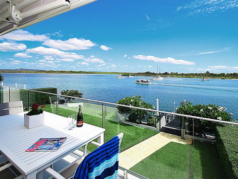 Aqua Linea - New Castle Holiday 0