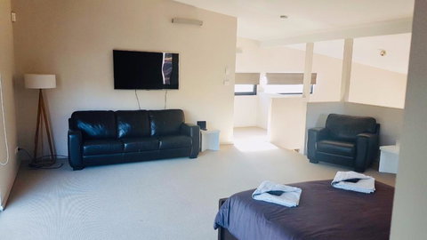 Architecturally Designed Beach House - New Castle Holiday 3