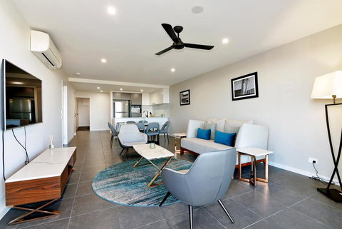 Arise Hedge - New Castle Holiday 3