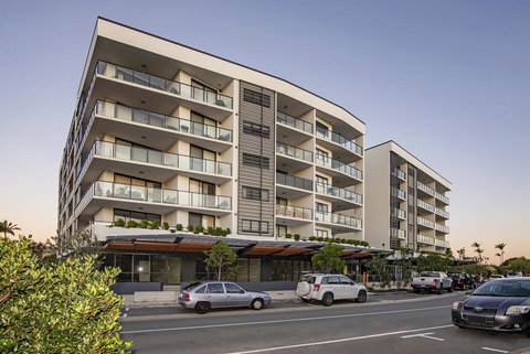 Arise Hedge - New Castle Holiday 0