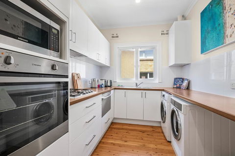 Art Deco Apartment Steps From Harbour And Beach - New Castle Holiday 2