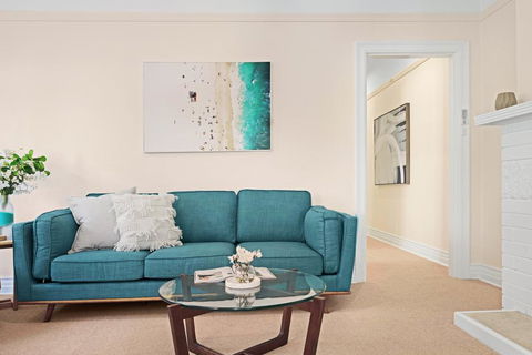 Art Deco Apartment Steps From Harbour And Beach - New Castle Holiday 0