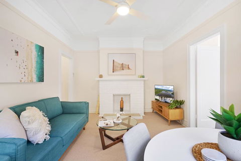 Art Deco Apartment Steps From Harbour And Beach - New Castle Holiday 3