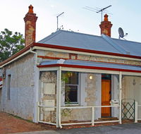 Art on Attfield - cute heritage 1 bedroom stone cottage - New Castle Holiday