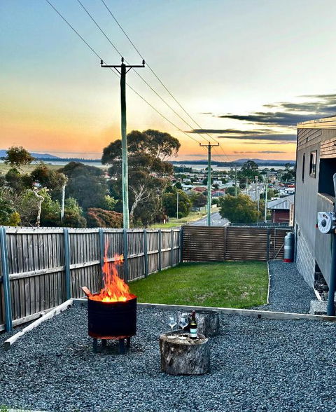 Luxurious Hobart Holiday Home With Stunning Bay Views - Affordable, Family-Friendly, And Stylish - New Castle Holiday 2
