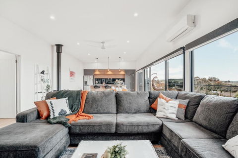 Luxurious Hobart Holiday Home With Stunning Bay Views - Affordable, Family-Friendly, And Stylish - New Castle Holiday 0
