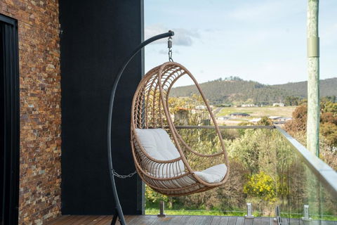Luxurious Hobart Holiday Home With Stunning Bay Views - Affordable, Family-Friendly, And Stylish - New Castle Holiday 1