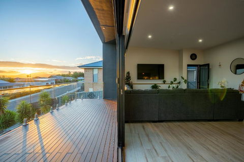 Luxurious Hobart Holiday Home With Stunning Bay Views - Affordable, Family-Friendly, And Stylish - New Castle Holiday 3