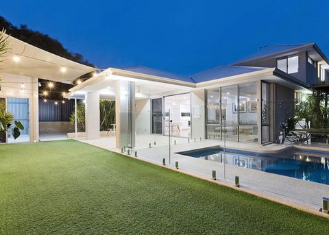 Luxury Executive Home With Pool - New Castle Holiday 0