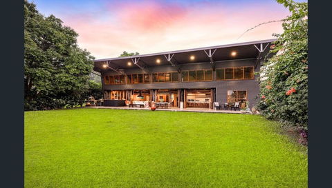 Luxury On Lake Tinaroo Lakefront Living - New Castle Holiday 0