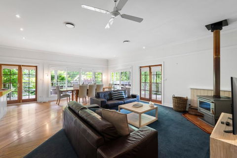 Magical Lucindale - Gorgeous 4 Bedroom House - New Castle Holiday 0