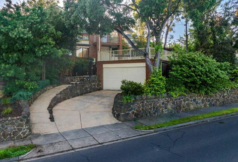 Magnificent Eltham House With Stunning View - New Castle Holiday 1
