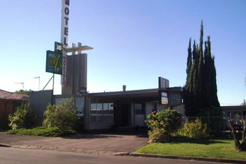 Mayfield Motel with New Castle Holiday