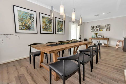 Mid Century 4 Bedroom Getaway In Barossa Vineyard - New Castle Holiday 2