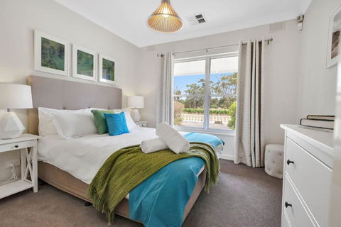 Mid Century 4 Bedroom Getaway In Barossa Vineyard - New Castle Holiday 1