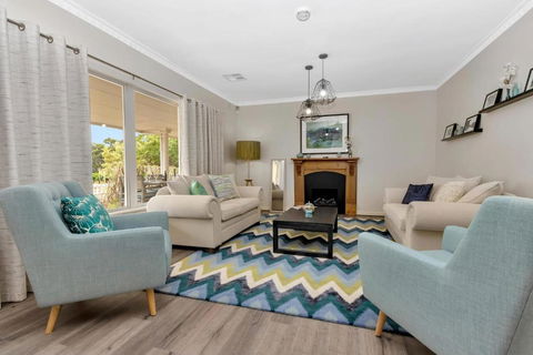 Mid Century 4 Bedroom Getaway In Barossa Vineyard - New Castle Holiday 0