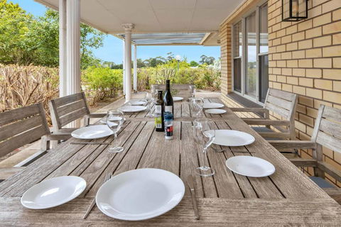 Mid Century 4 Bedroom Getaway In Barossa Vineyard - New Castle Holiday 3