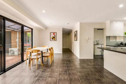 Modern Comfort Retreat 4Bed Cozy Haven W Pool - New Castle Holiday 0
