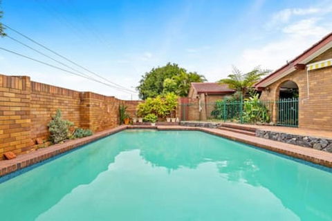 Modern Comfort Retreat 4Bed Cozy Haven W Pool - New Castle Holiday 2