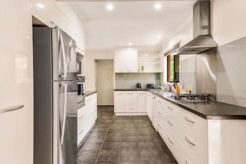 Modern Comfort Retreat 4Bed Cozy Haven W Pool - New Castle Holiday 3