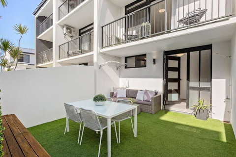 Modern Courtyard Oasis For Easy Beachside Living - New Castle Holiday 0
