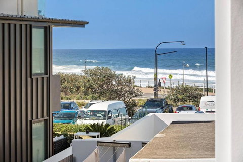 Modern Courtyard Oasis For Easy Beachside Living - New Castle Holiday 1