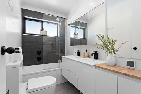 Modern Courtyard Oasis For Easy Beachside Living - New Castle Holiday 2