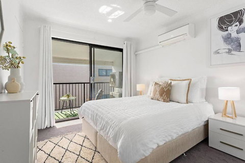 Modern Courtyard Oasis For Easy Beachside Living - New Castle Holiday 3