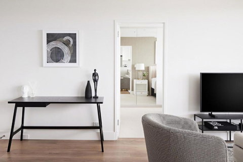 Modern Glamour I90 - New Castle Holiday 2