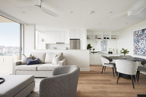 Modern Glamour I90 - New Castle Holiday 3