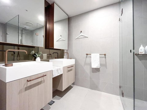 Modern Luxury 2B2B Sky Garden SmartTV - New Castle Holiday 1