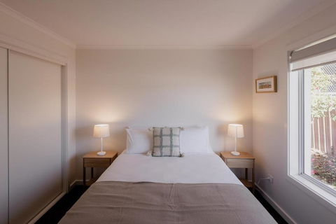 Modern Refurbished Unit In Charming Bellerive - New Castle Holiday 3