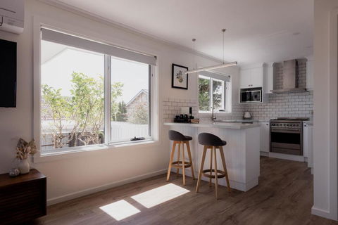 Modern Refurbished Unit In Charming Bellerive - New Castle Holiday 0