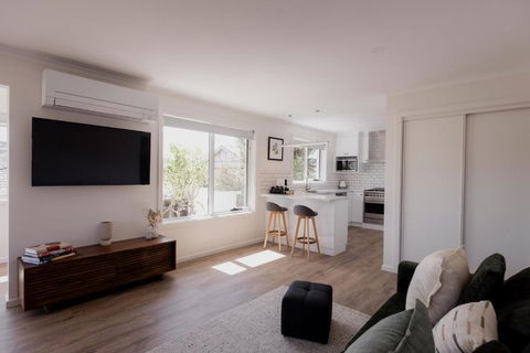 Modern Refurbished Unit In Charming Bellerive - New Castle Holiday 2