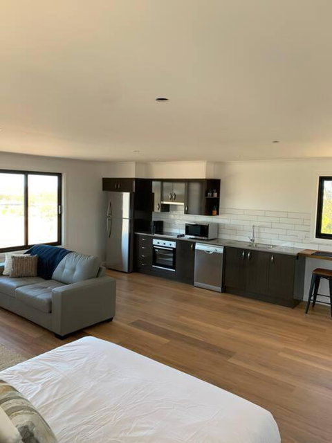 Modern Studio With Fabulous Views - New Castle Holiday 0