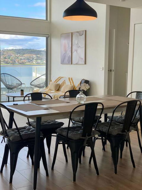 Modern Villa With Water View - New Castle Holiday 0