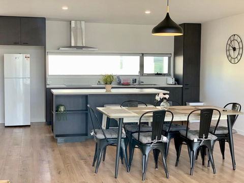 Modern Villa With Water View - New Castle Holiday 1