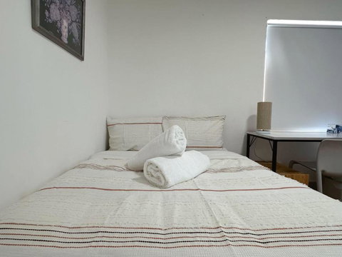 Montrose Double Bed Room Close To City - New Castle Holiday 3