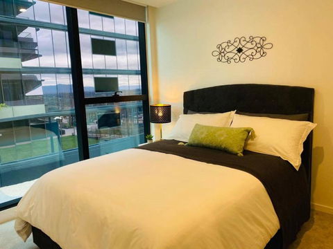 Moody Moon Apartment @ Sky Garden - Glen Waverley - New Castle Holiday 1