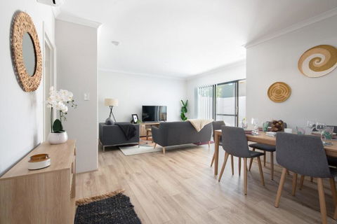 Modern Cozy - New Castle Holiday 3