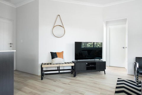 Minimalist Exec 2bdr Near River - New Castle Holiday 1