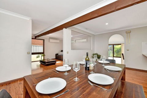 NEW PropertyBreezy Bayside Haven At Brightwaters - New Castle Holiday 1