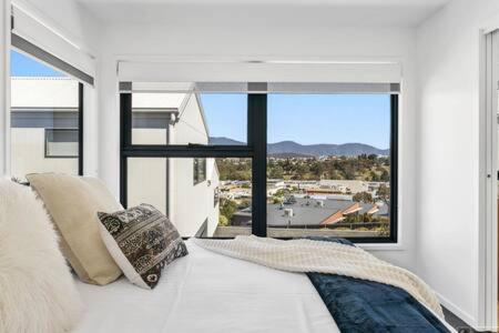 Mountain View Villa-close To Shops-10min To CBD - New Castle Holiday 2